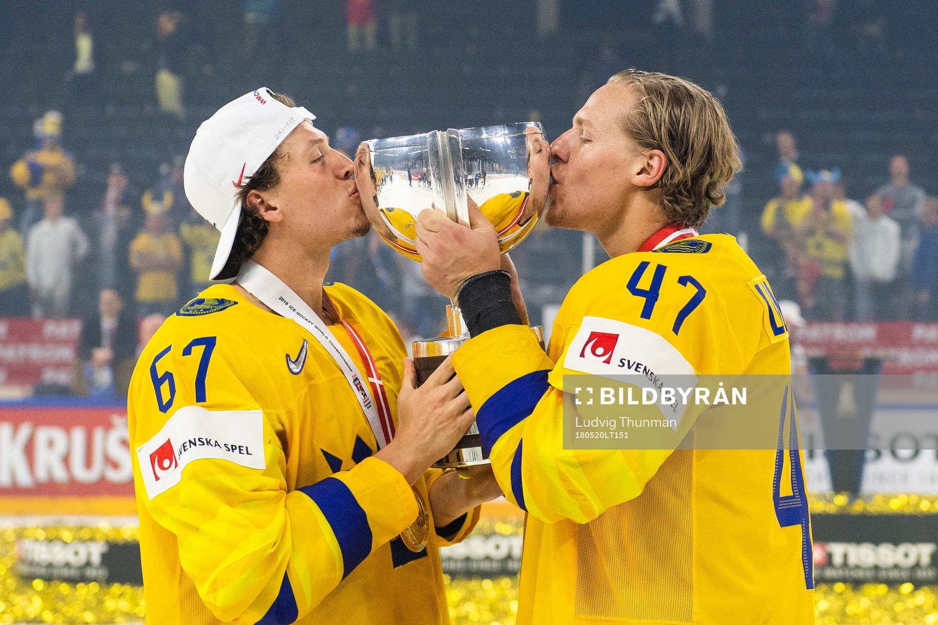 Sveriges Rickard Rakell och Hampus Lindholm kysser pokalen
