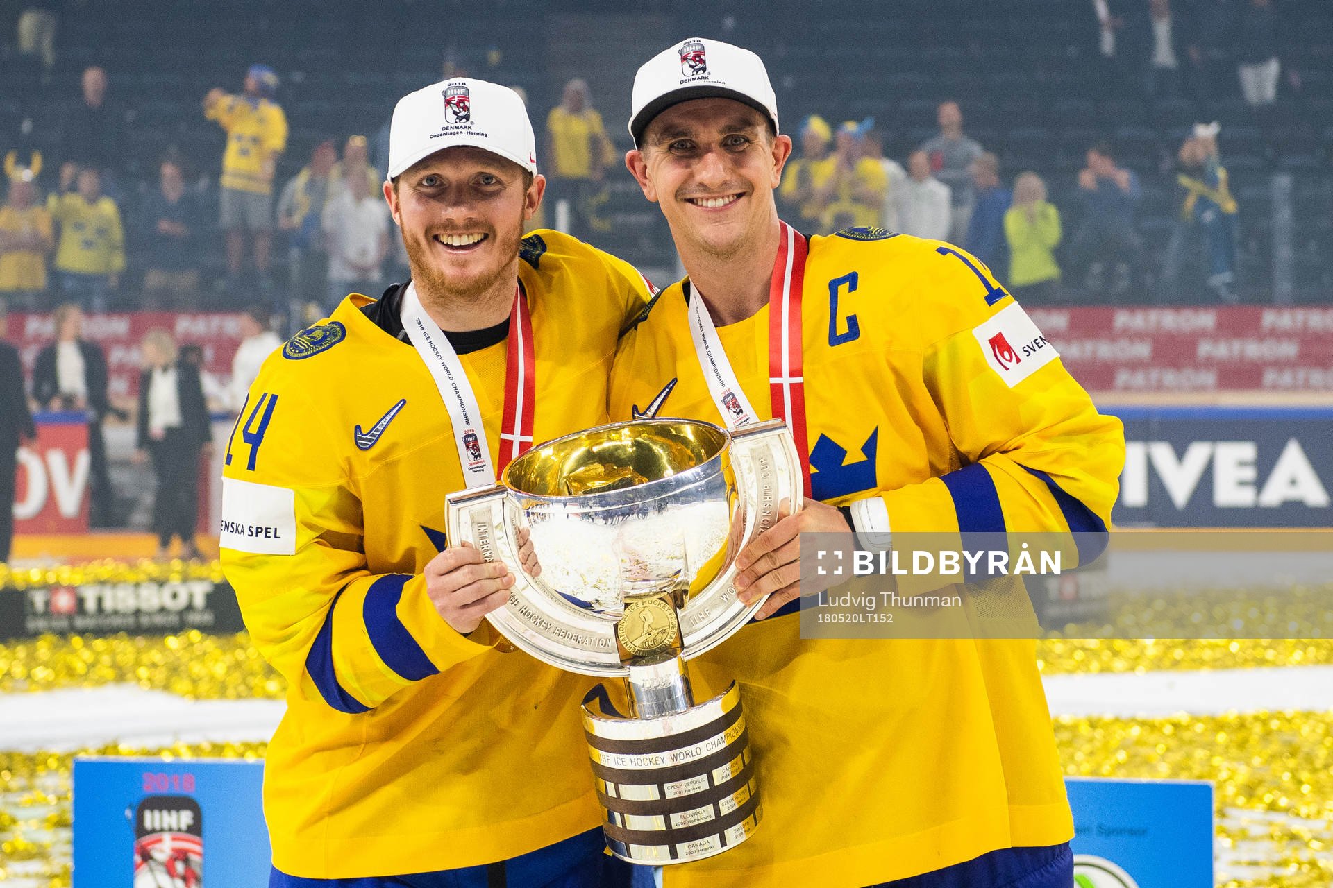 Sveriges Gustav Nyquist och Mikael Backlund jublar med