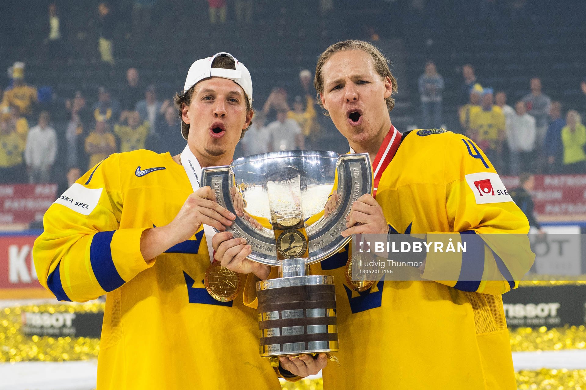 Sveriges Rickard Rakell och Hampus Lindholm jublar med