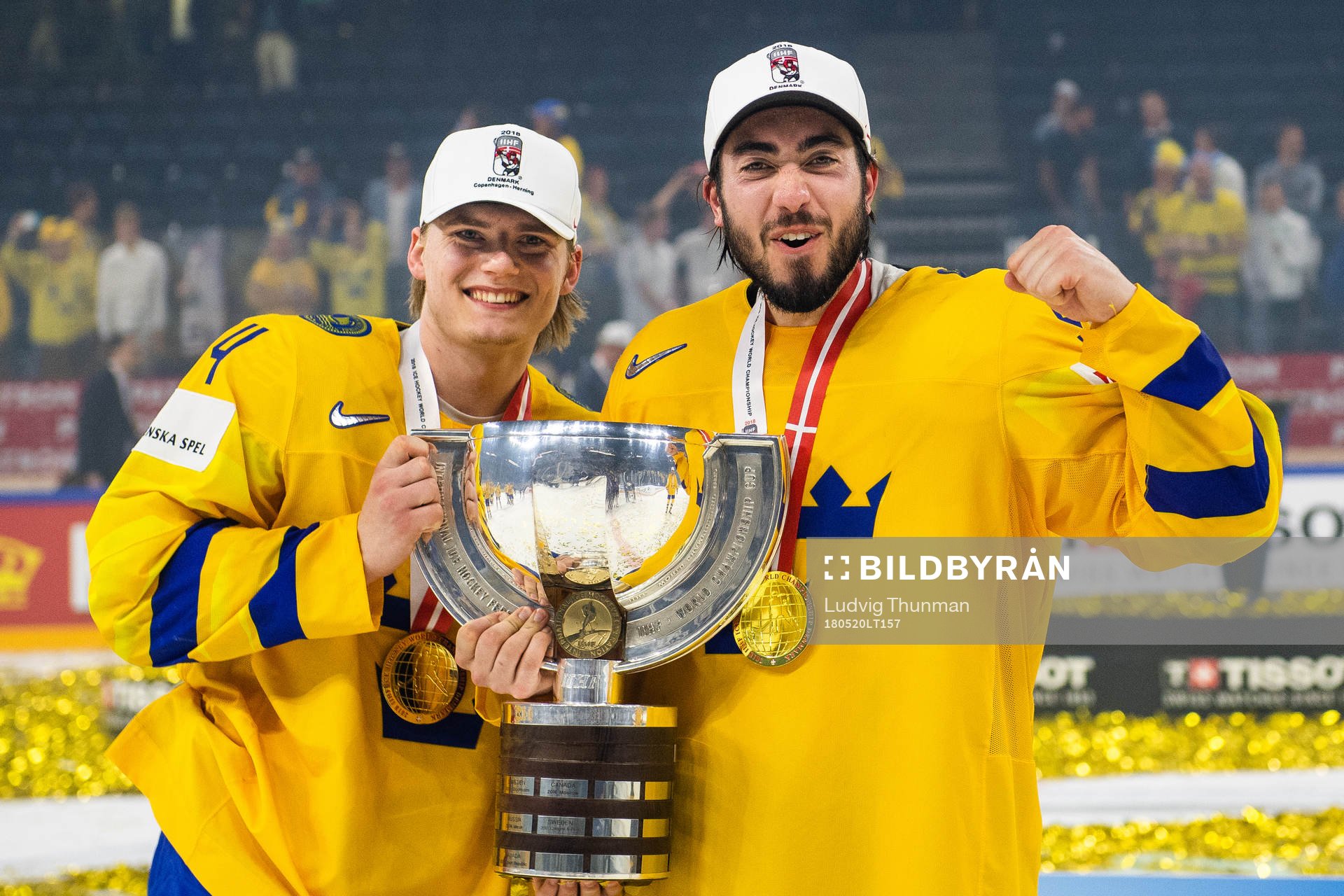 Sveriges Lias Andersson och Mika Zibanejad jublar med