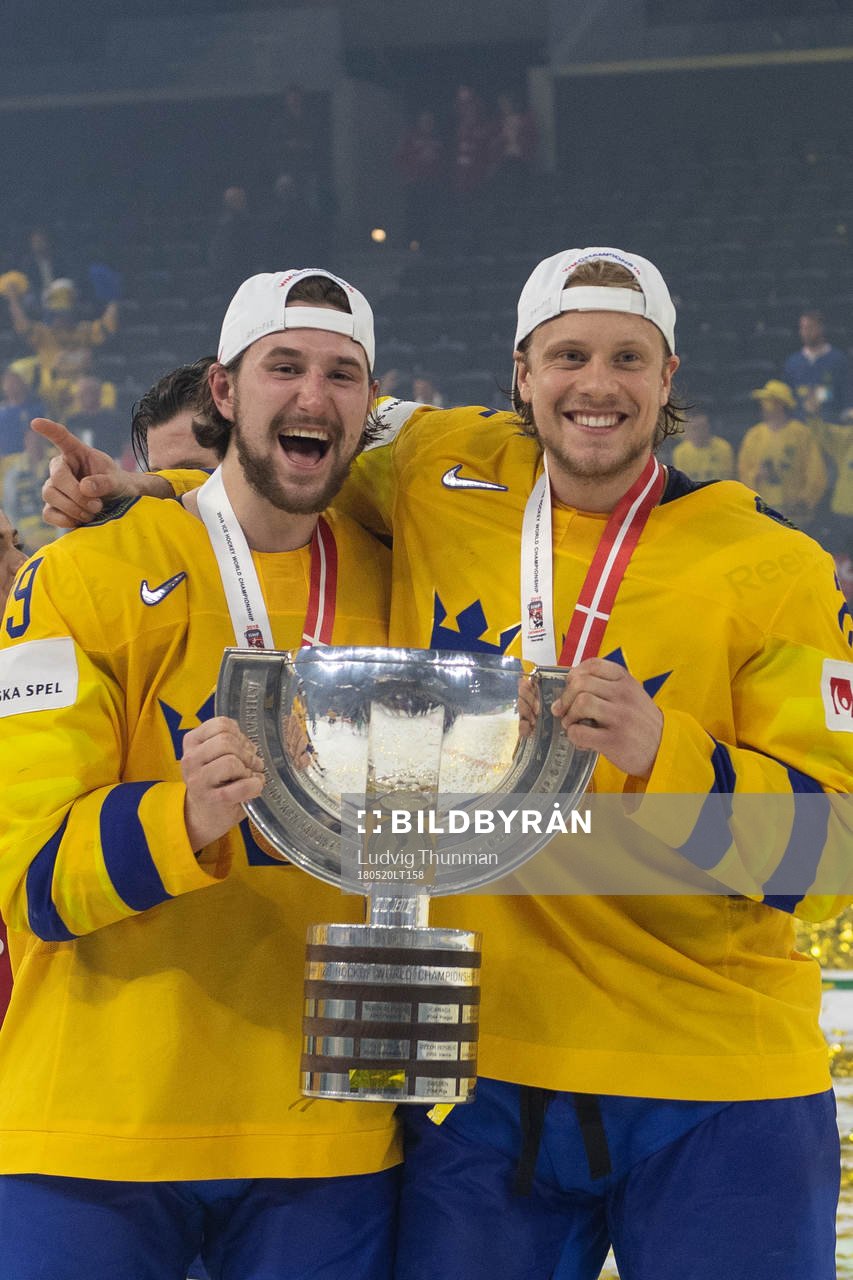 Sveriges Filip Forsberg och Jacob de la Rose jublar med