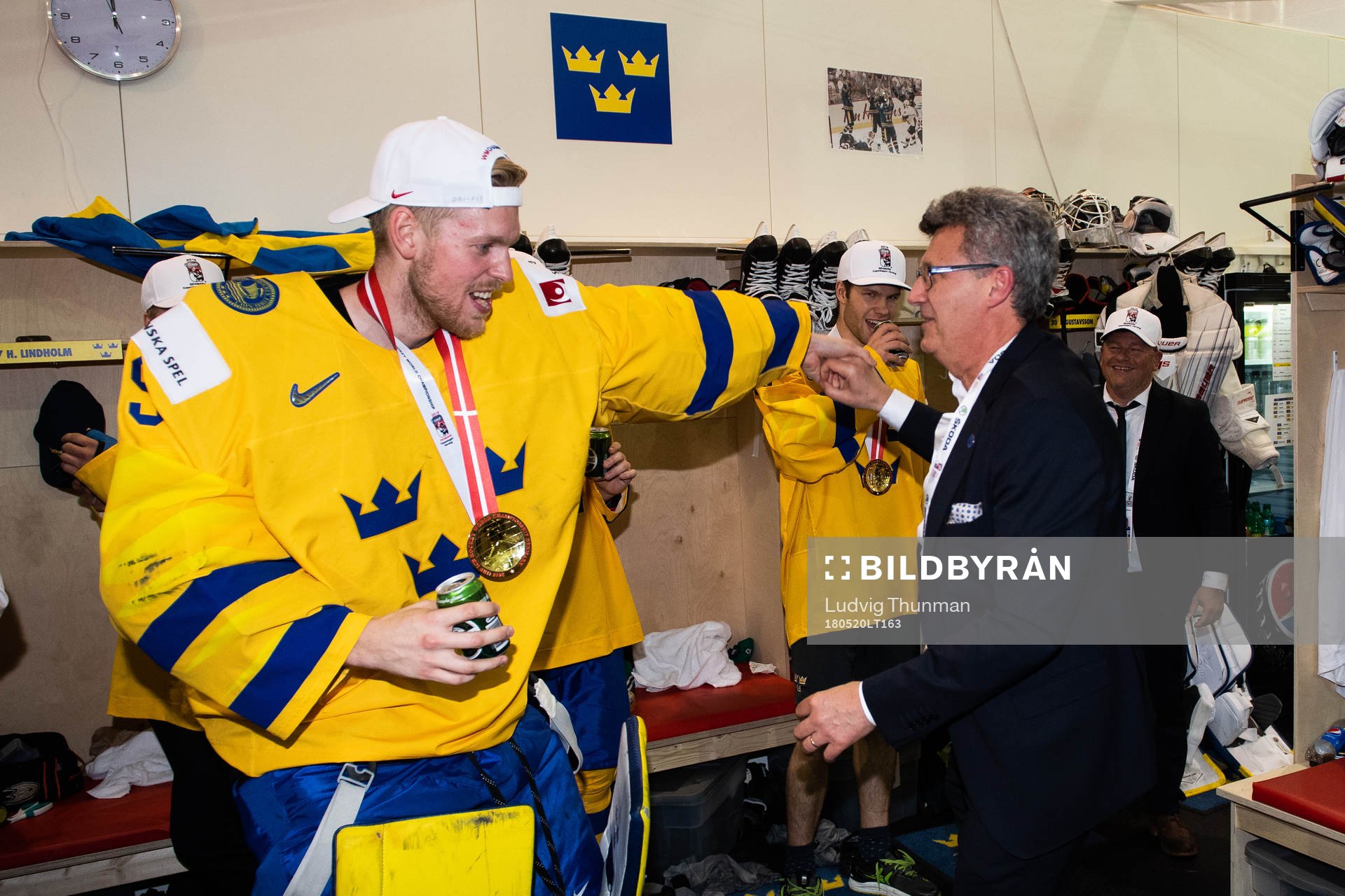Sveriges målvakt Magnus Hellberg jublar i