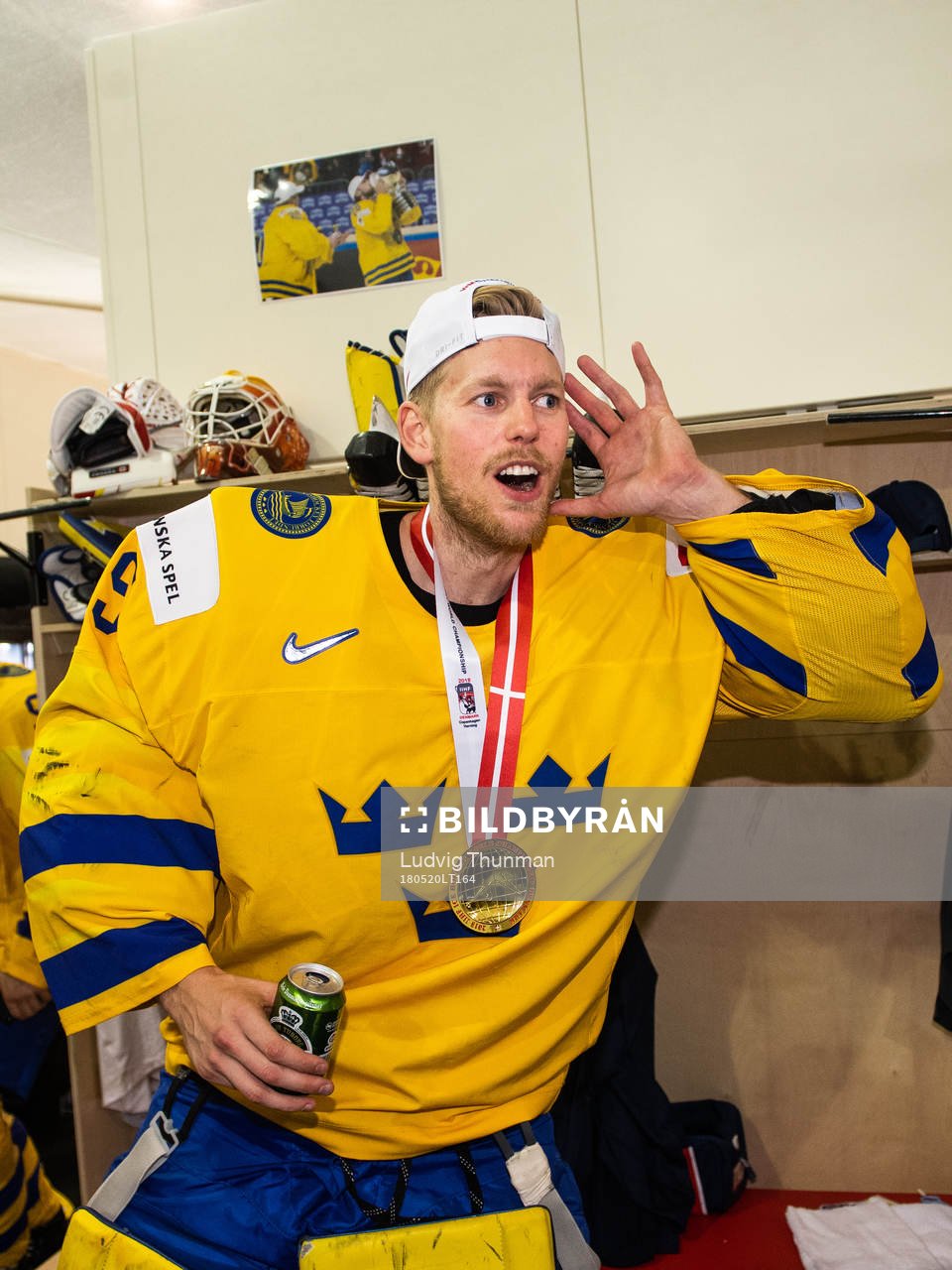 Sveriges målvakt Magnus Hellberg jublar i