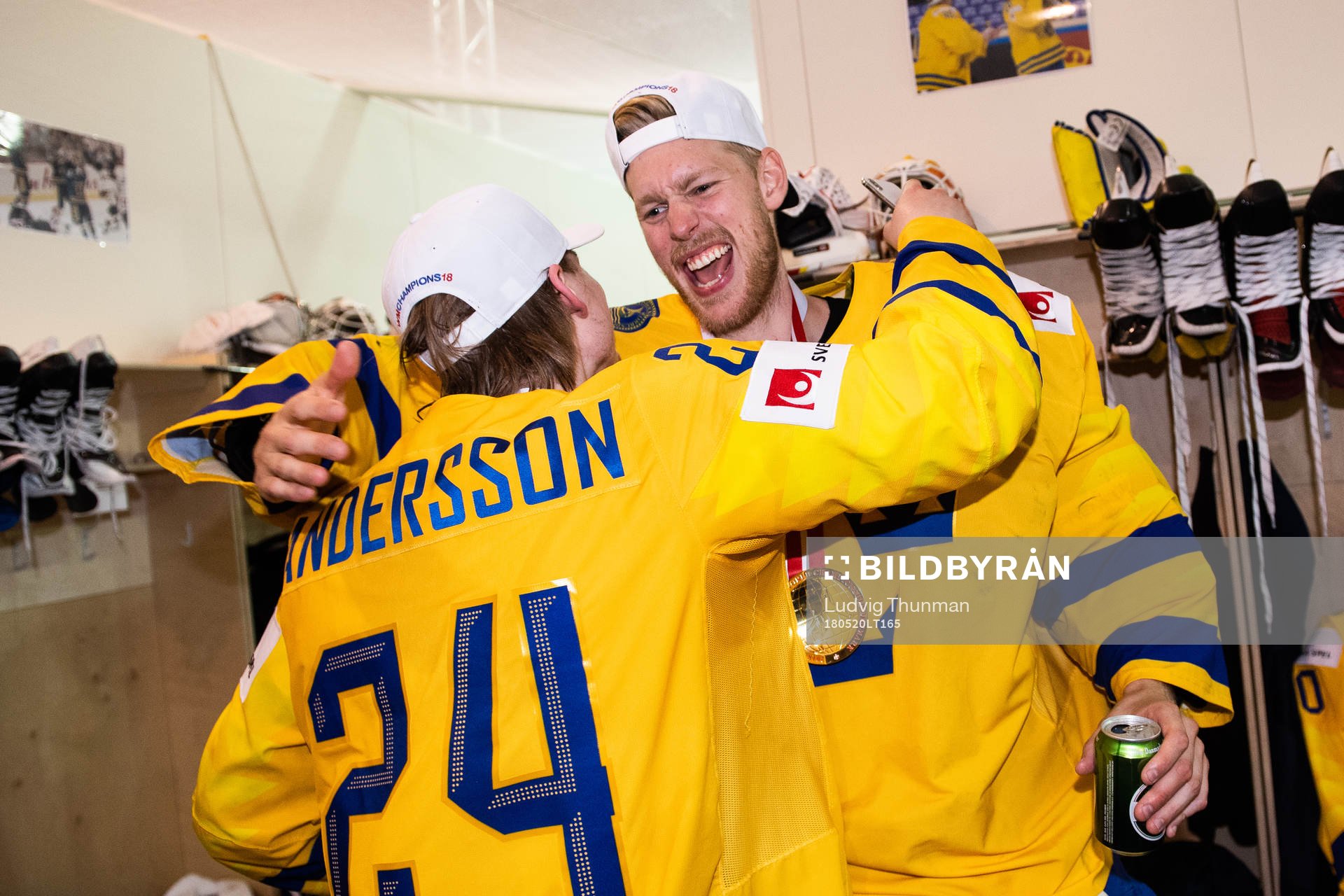 Sveriges Lias Andersson och målvakt Magnus Hellberg jublar