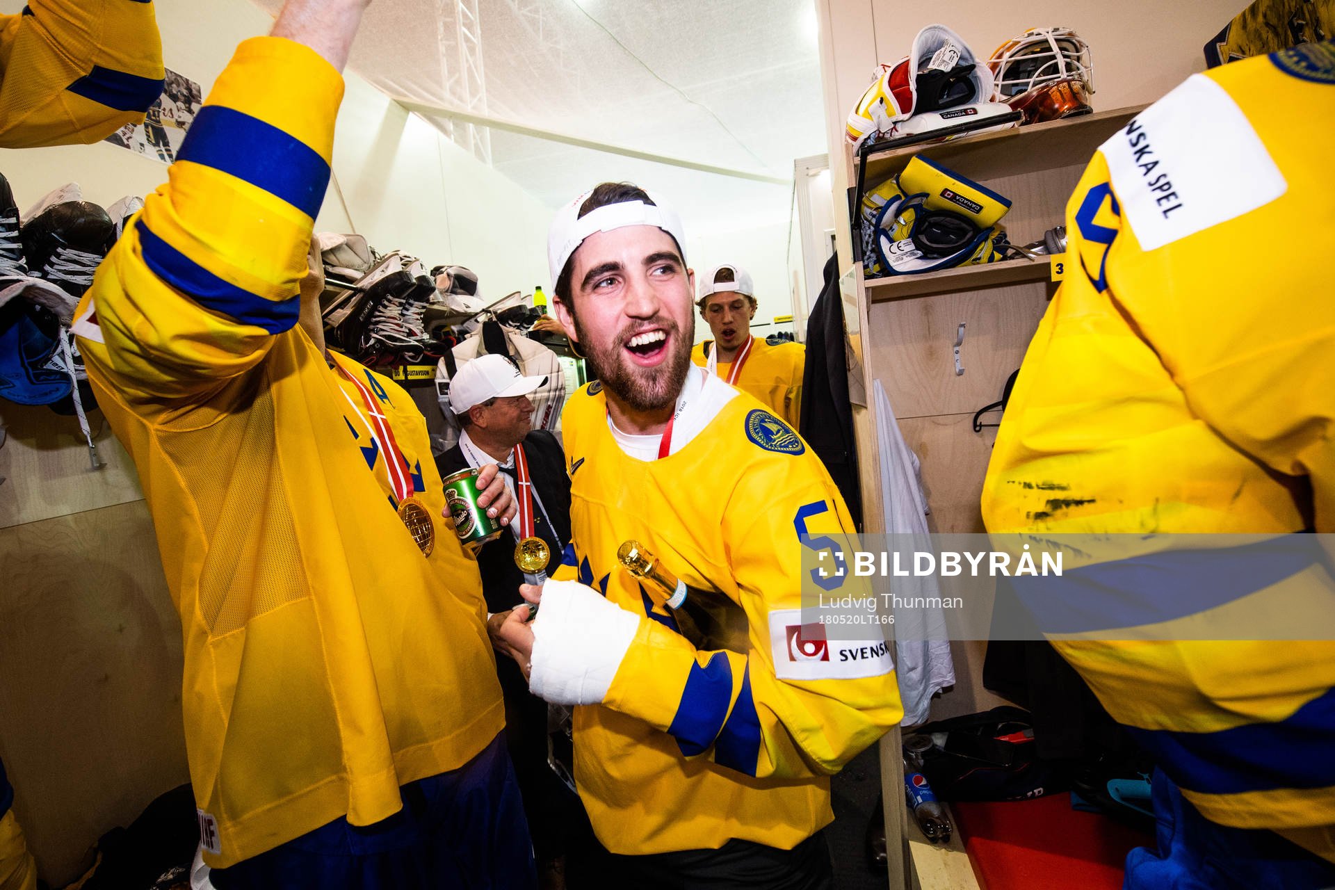 Sveriges Erik Gustafsson jublar i omklädningsrummet