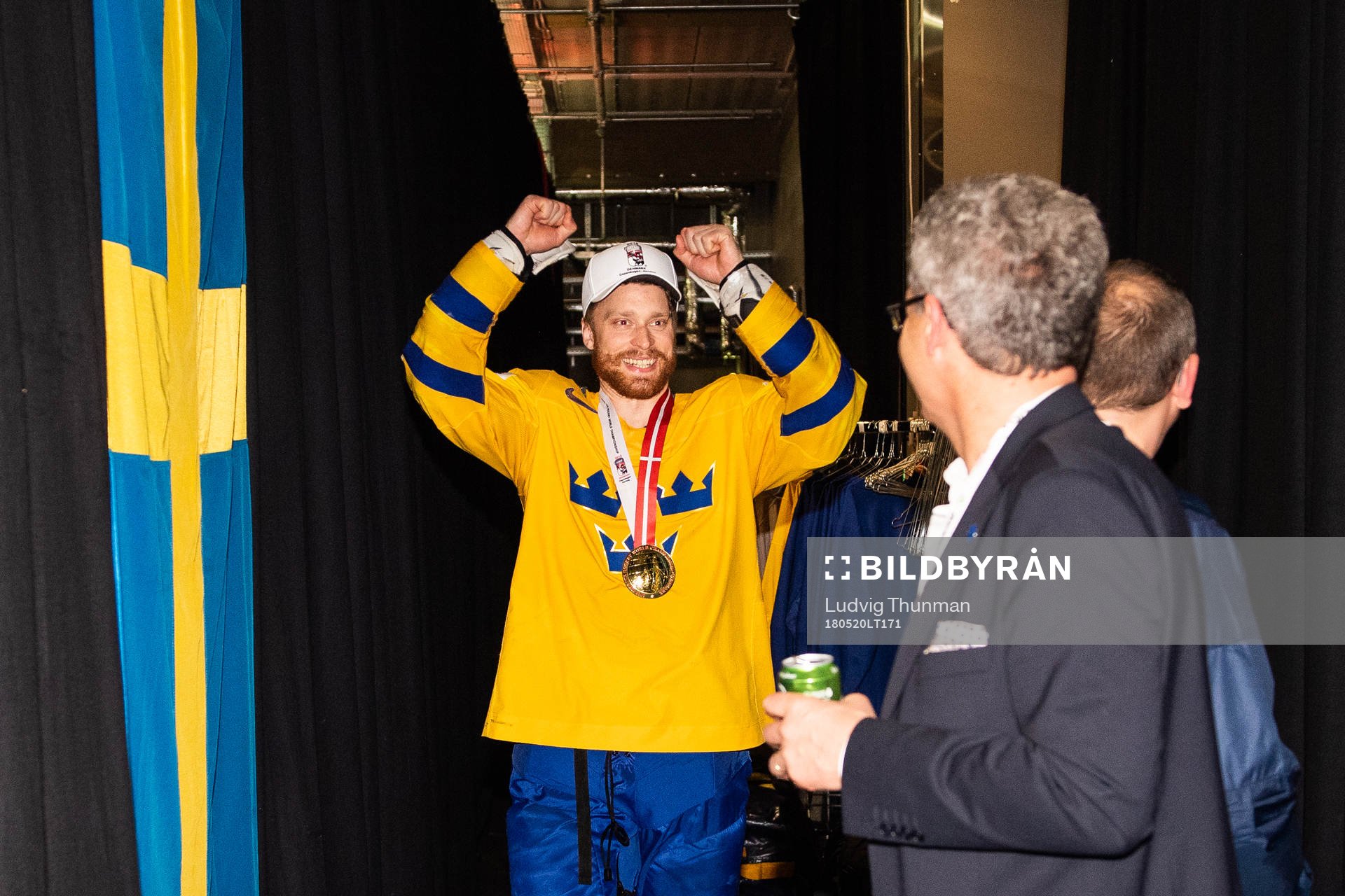Sveriges Adam Larsson jublar i omklädningsrummet