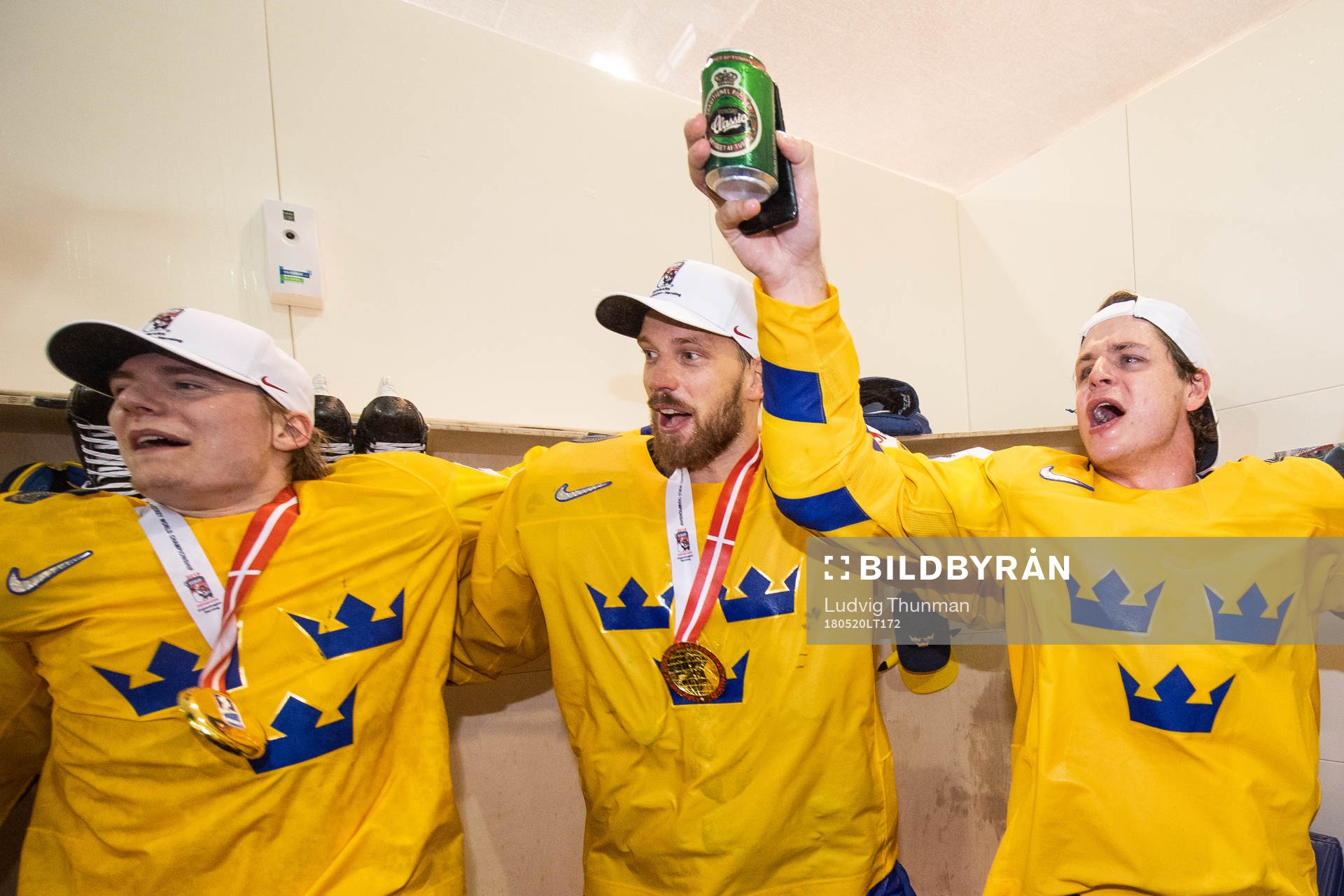 Sveriges målvakt Anders Nilsson och Mattias Janmark jublar