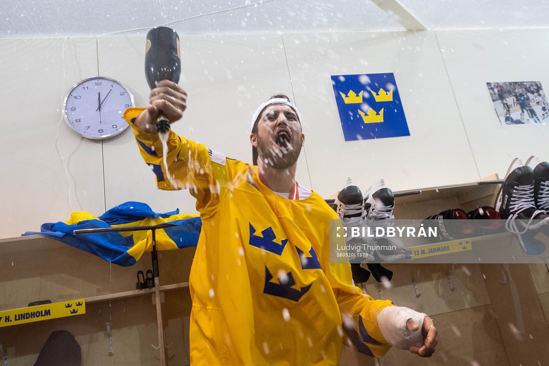 Sveriges Erik Gustafsson sprutar champagne och jublar i
