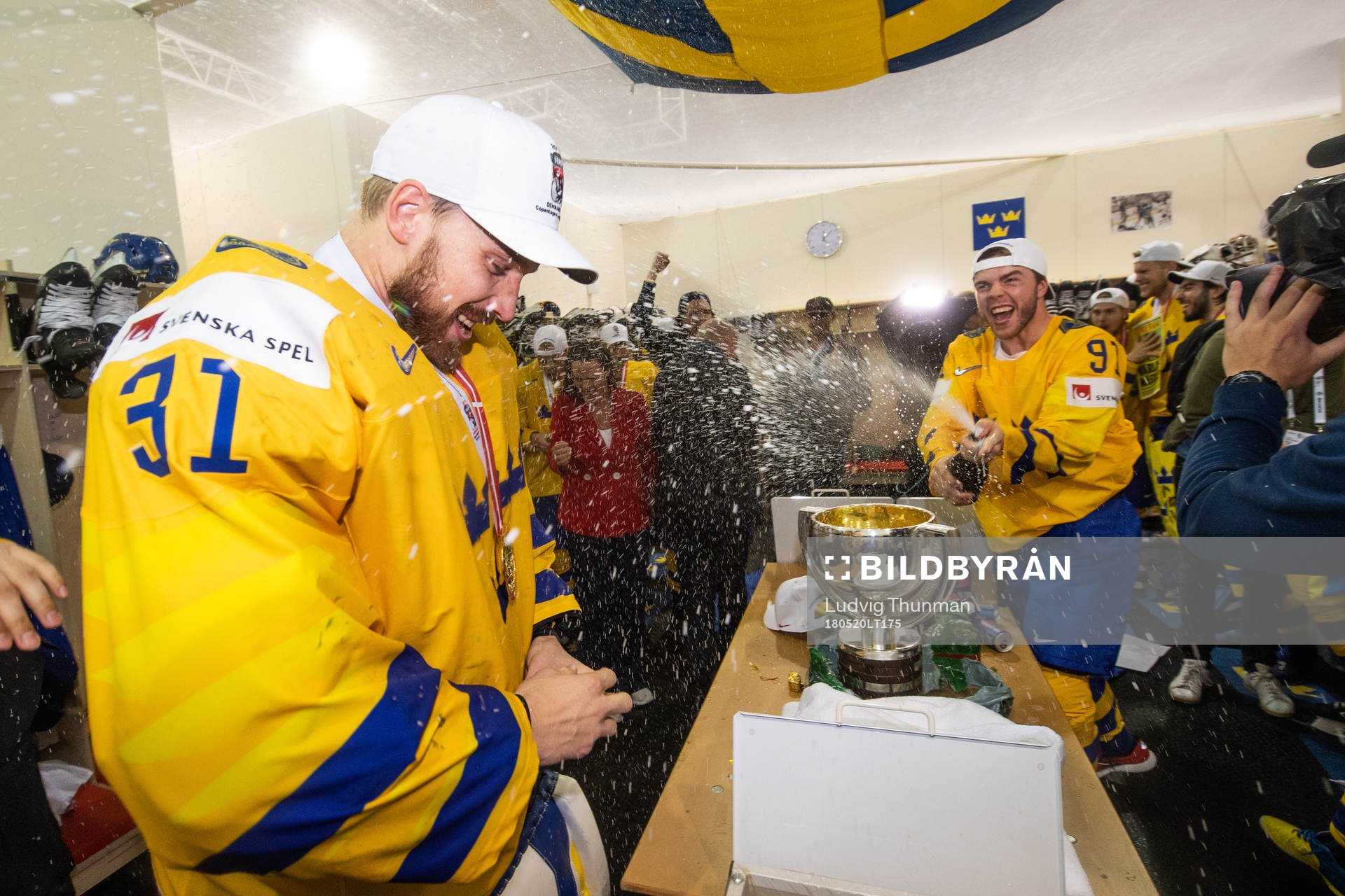 Sveriges målvakt Anders Nilsson sprutas ner champagne av