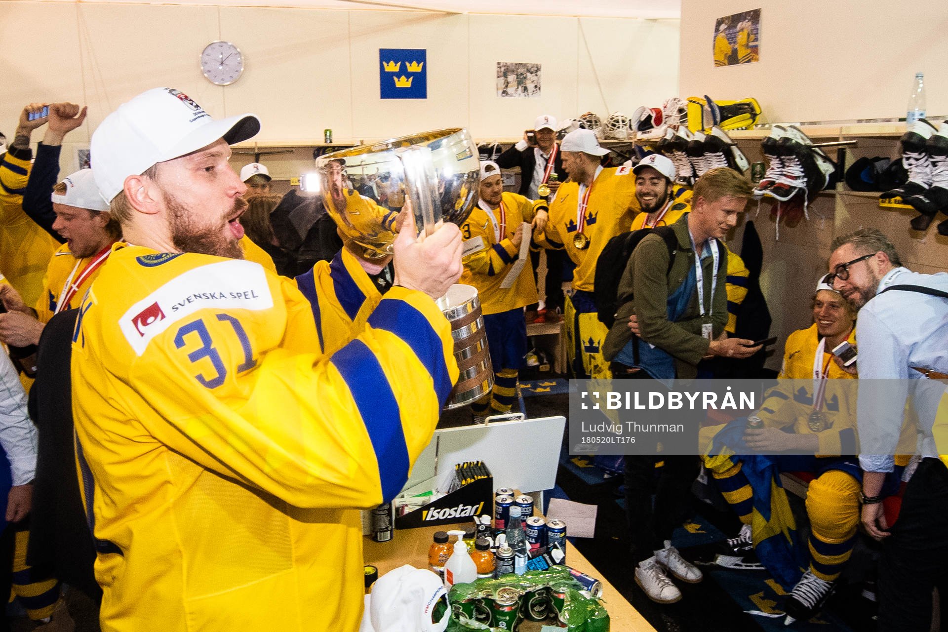 Sveriges lyfter pokalen och jublar i omklädningsrummet