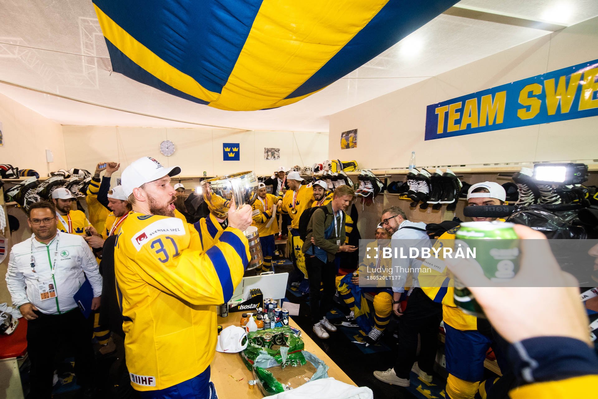 Sveriges lyfter pokalen och jublar i omklädningsrummet