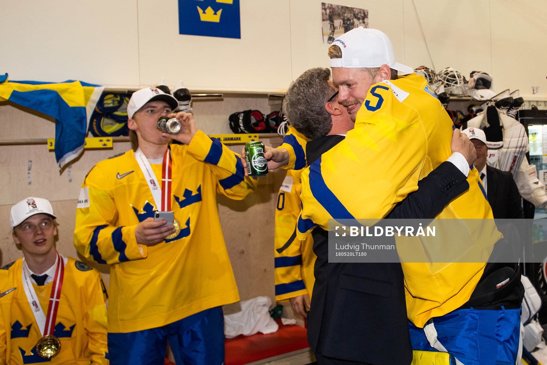 Sveriges målvakt Magnus Hellberg jublar i