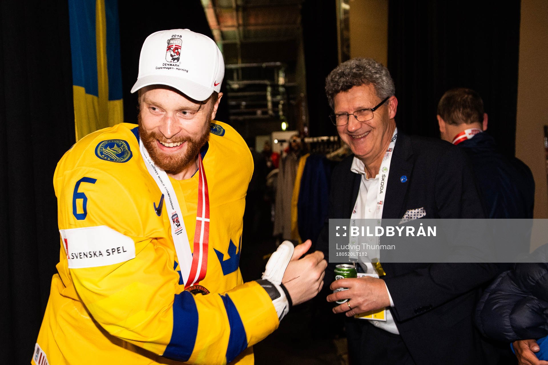 Sveriges Adam Larsson jublar i omklädningsrummet