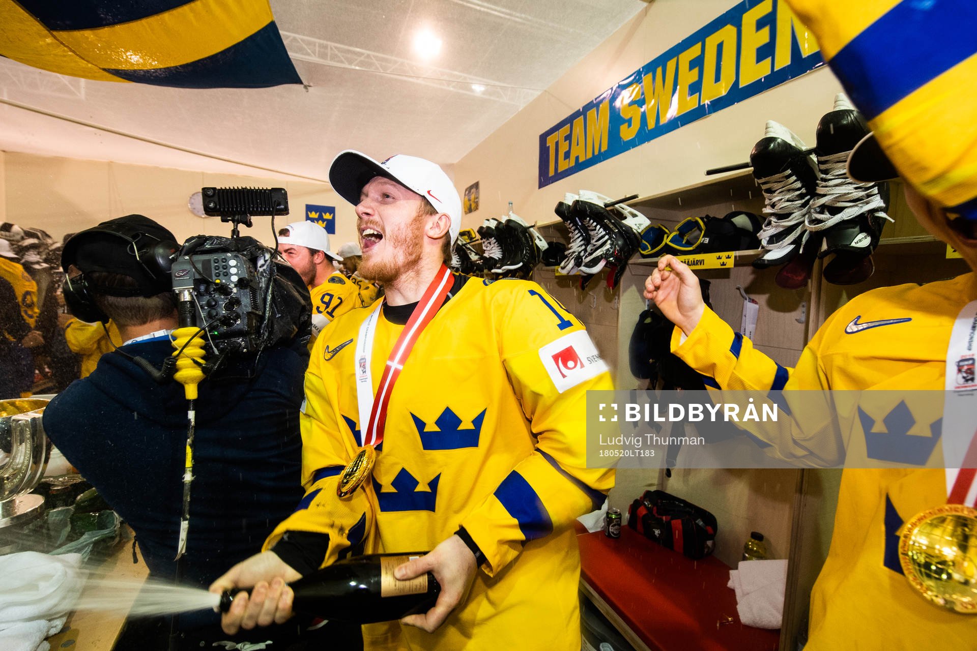 Sveriges Gustav Nyquist sprutar champagne och jublar i