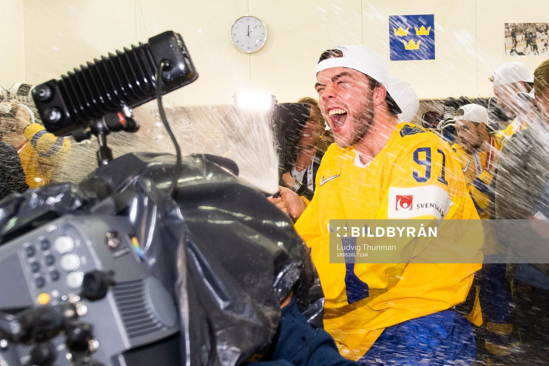 Sveriges Magnus Pääjärvi-Svensson sprutar champagne och
