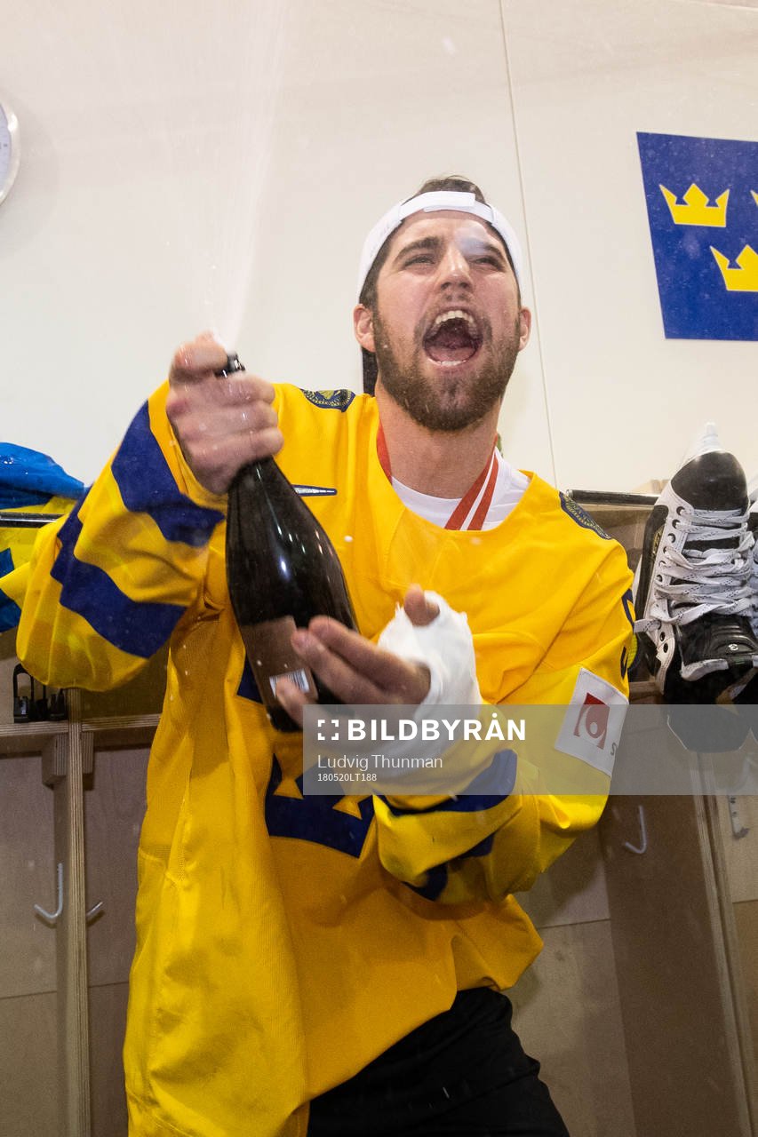 Sveriges Erik Gustafsson  sprutar champagne och  jublar i