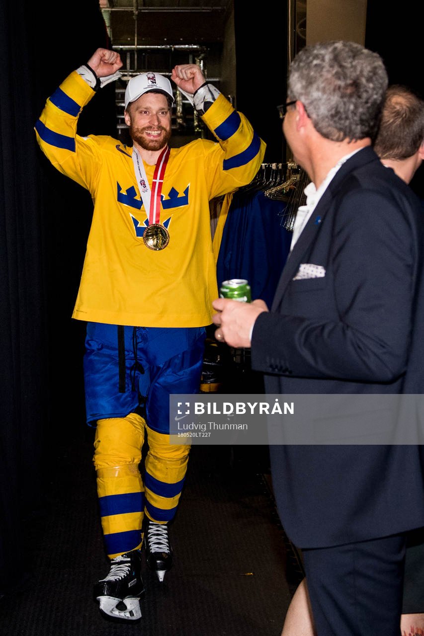 Sveriges Adam Larsson jublar mot lagledare Lars-Henry