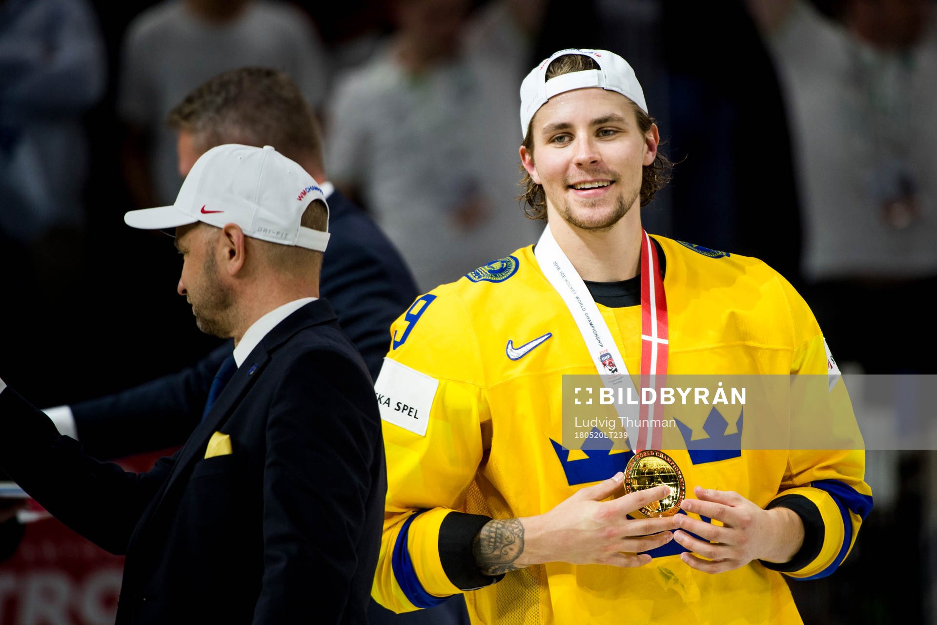 Sveriges Adrian Kempe med sin guldmedalj
