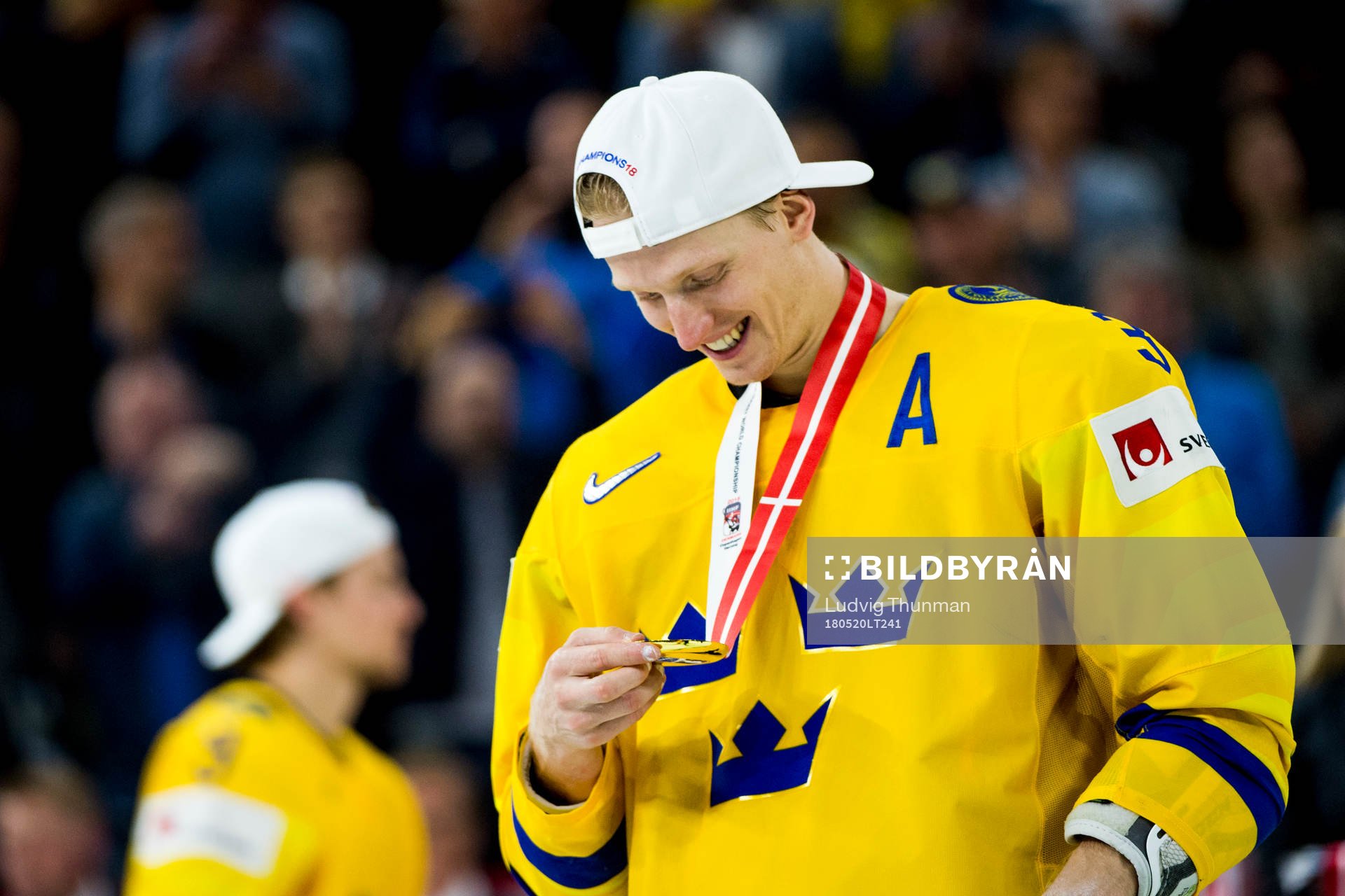 Sveriges John Klingberg med sin guldmedalj