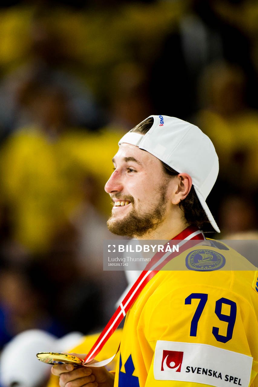 Sveriges Filip Forsberg med sin guldmedalj