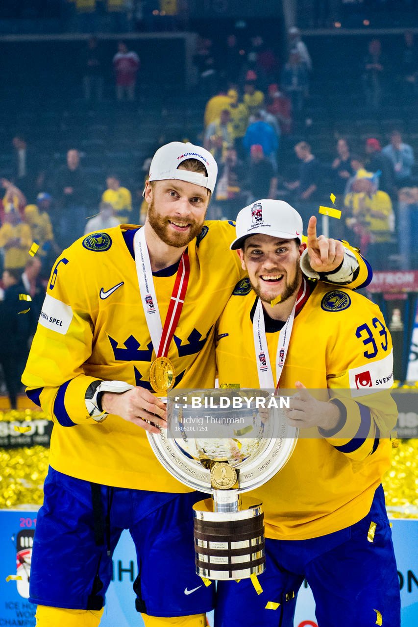 Sveriges Adam Larsson och Viktor Arvidsson med sin