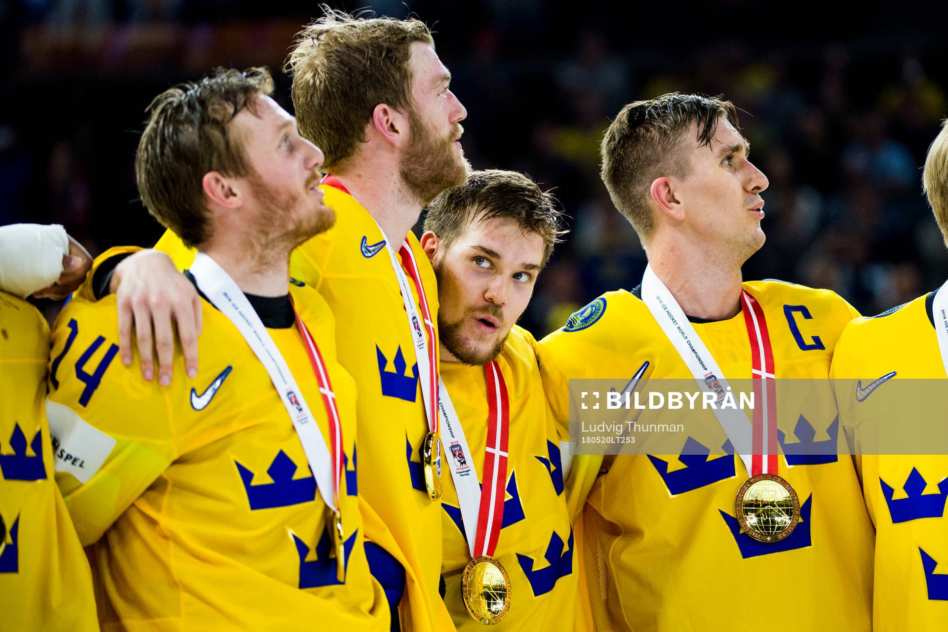 Sveriges Viktor Arvidsson med sin guldmedalj