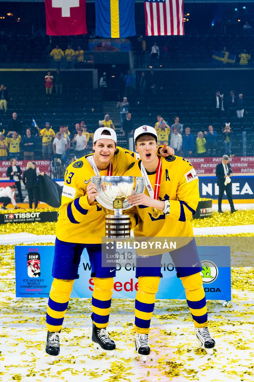 Sveriges Mattias Janmark och John Klingberg med pokalen
