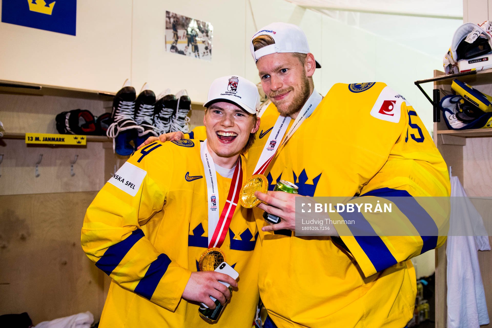 Sveriges Lias Andersson och målvakt Magnus Hellberg med