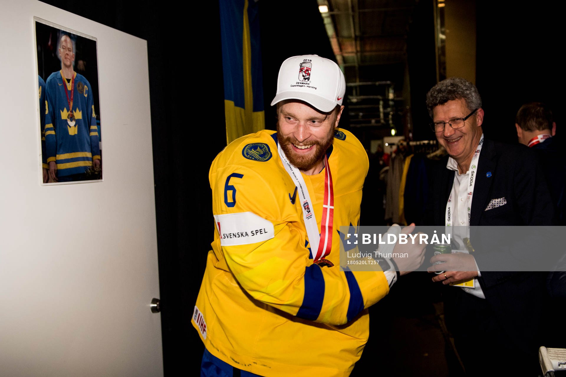 Sveriges Adam Larsson med sin guldmedalj i