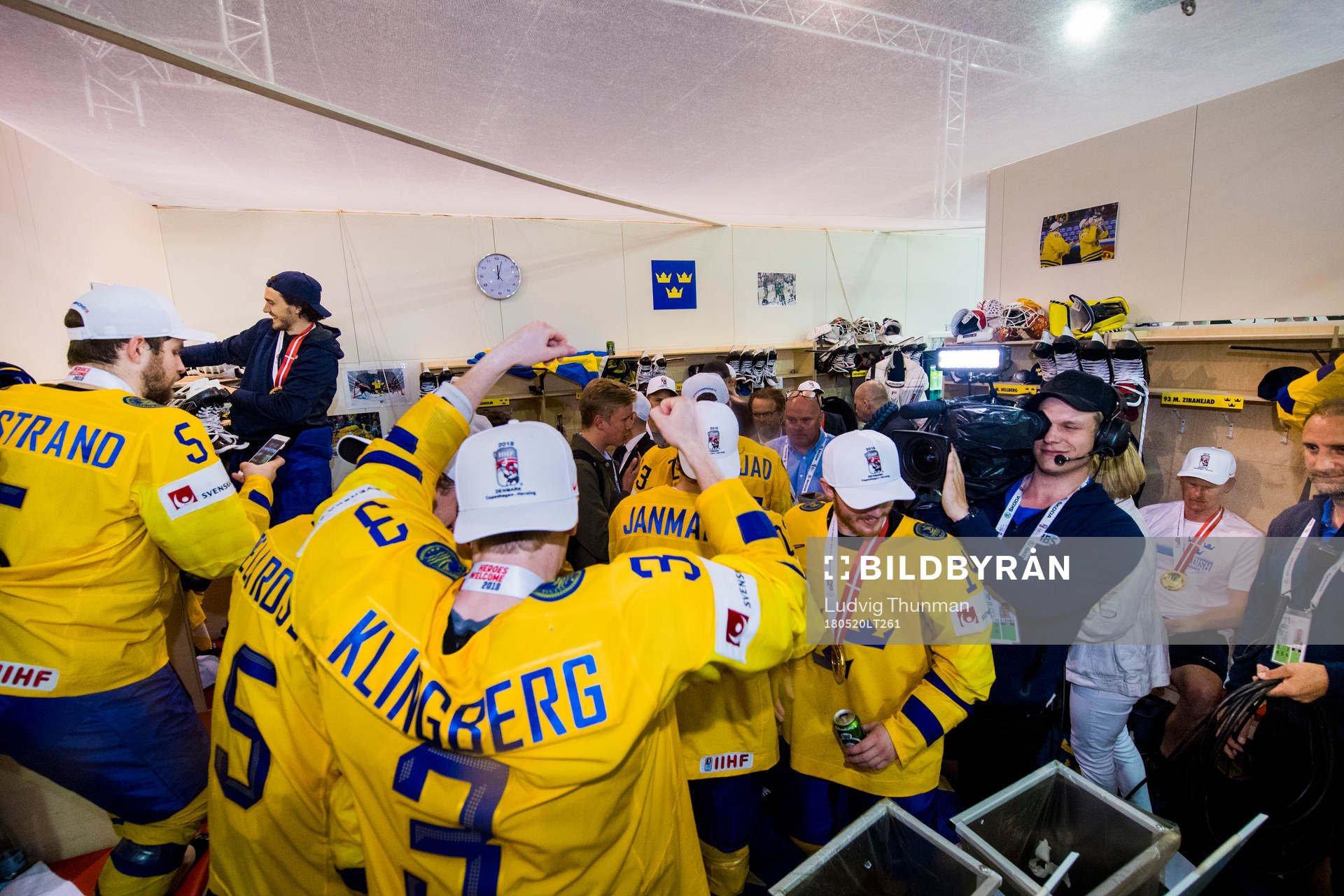 Sveriges spelare firar segern i omklädningsrummet