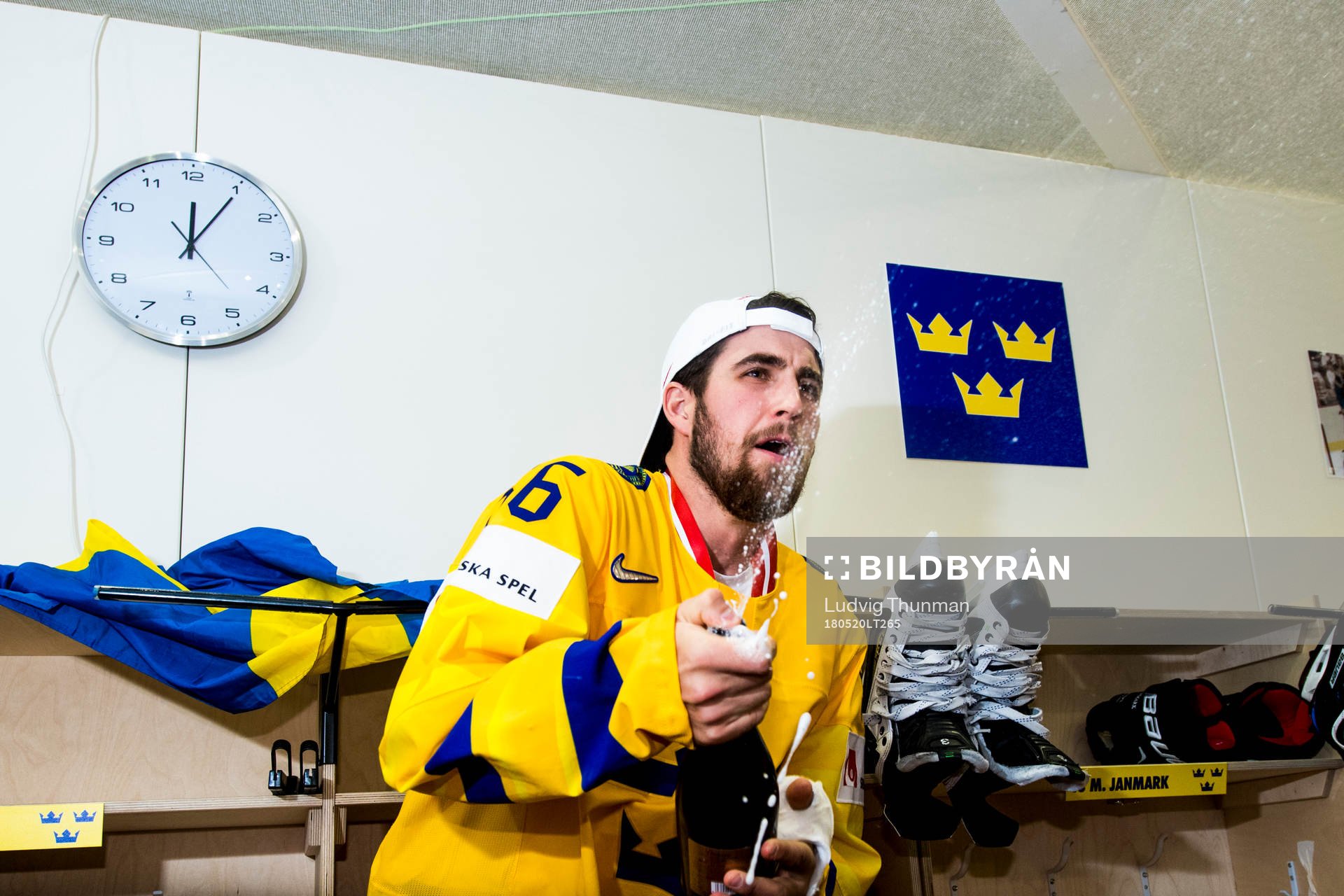 Sveriges Erik Gustafsson sprutar champagne i
