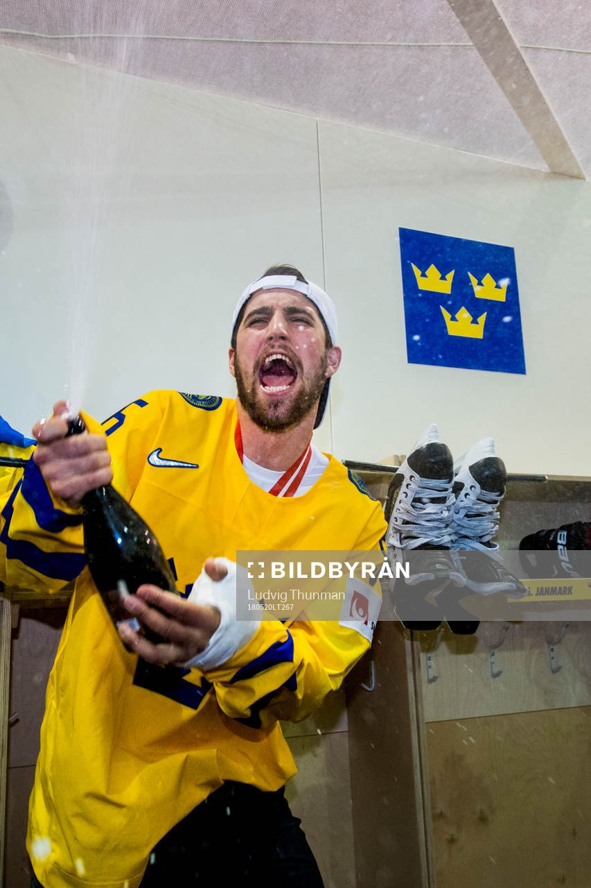 Sveriges Erik Gustafsson sprutar champagne i