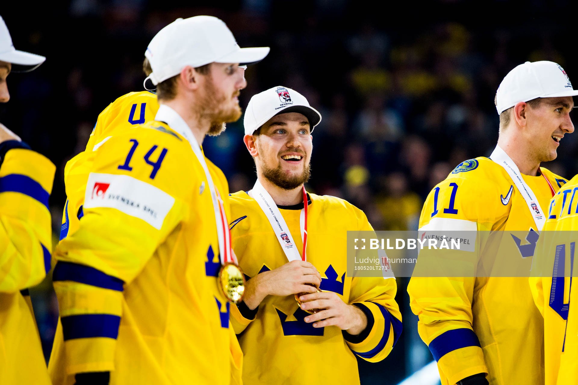 Sveriges Viktor Arvidsson med sin guldmedalj