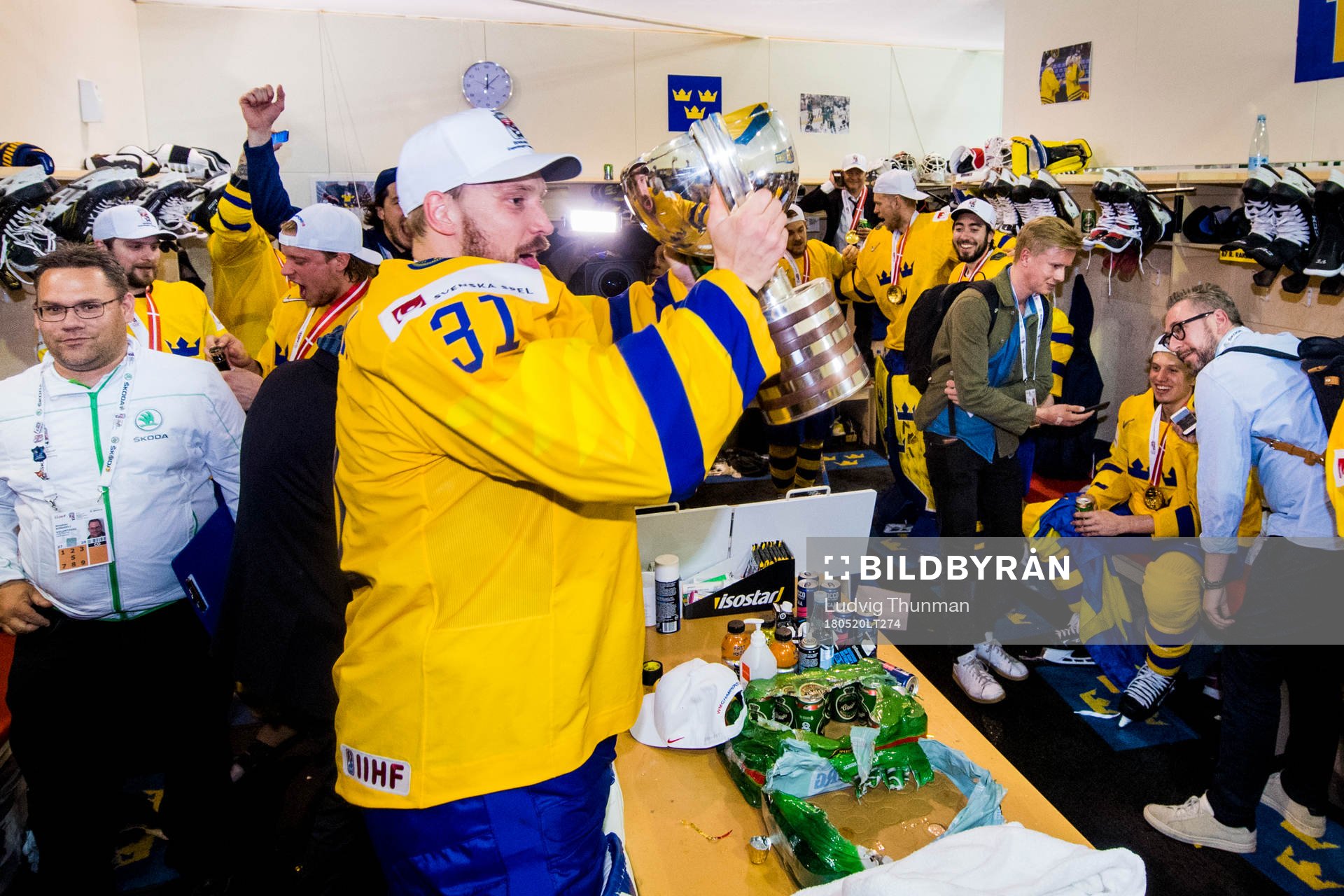Sveriges målvakt Anders Nilsson lyfter pokalen i