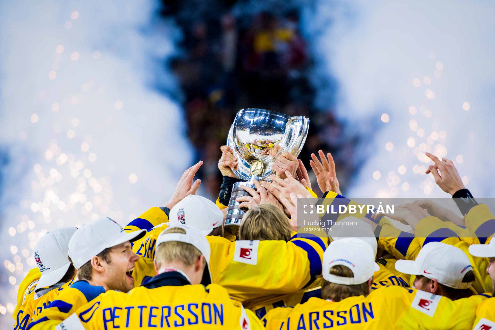 Sveriges spelare lyfter pokalen