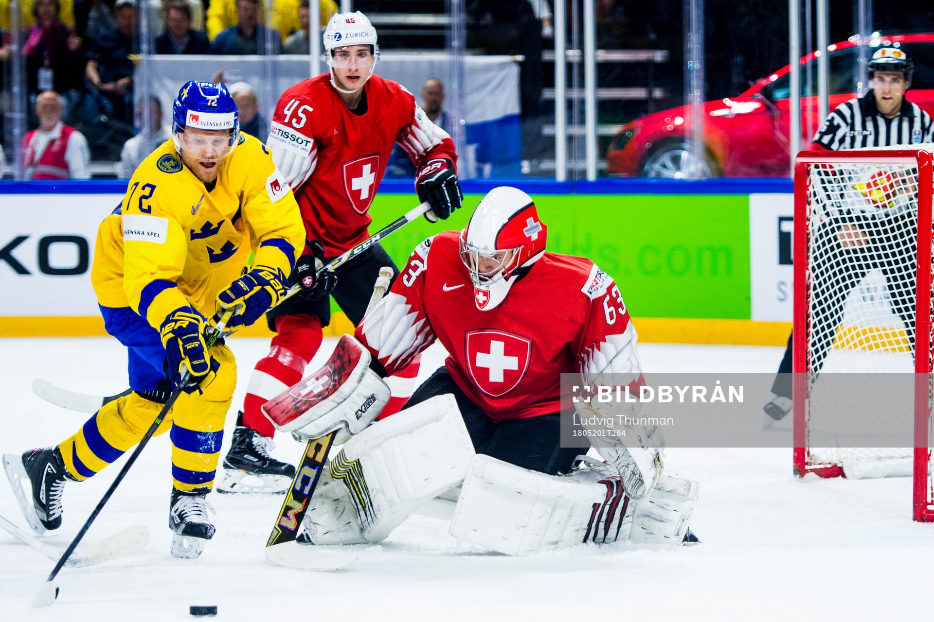Sveriges Patric Hörnqvist framför Schweiz Michael Fora