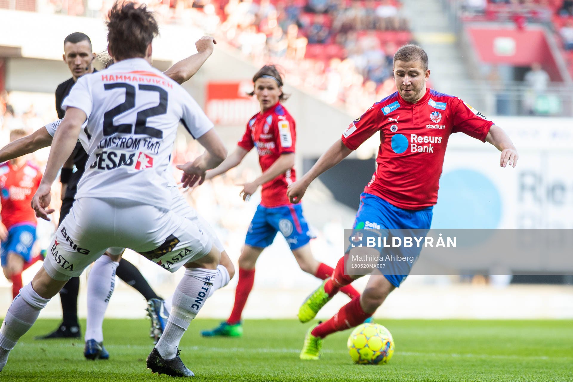 Helsingborgs Darijan Bojanic driver bollen