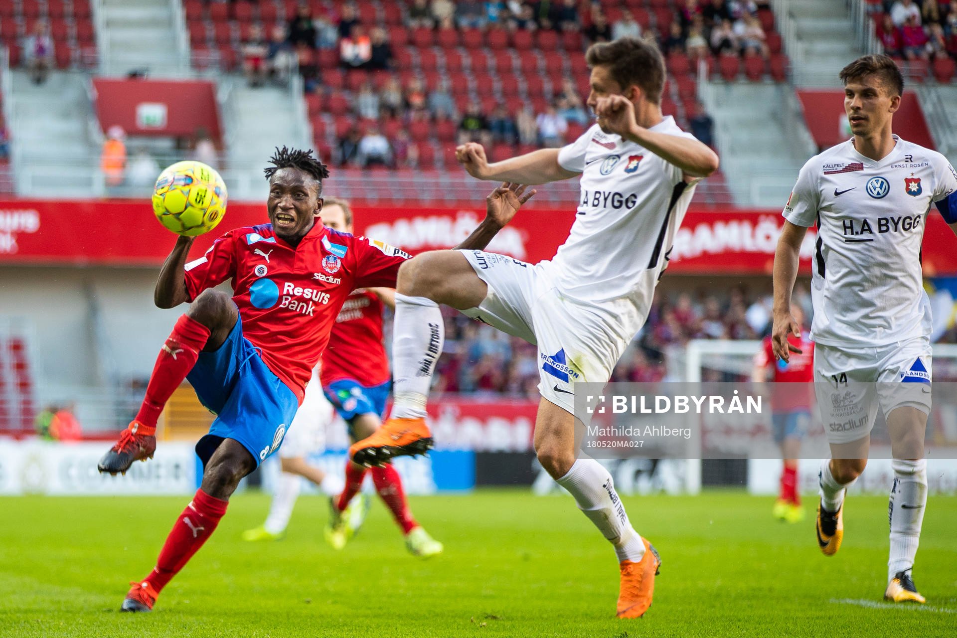 Helsingborgs Mamudu Moro och Örgrytes Karl-Johan Lindblad