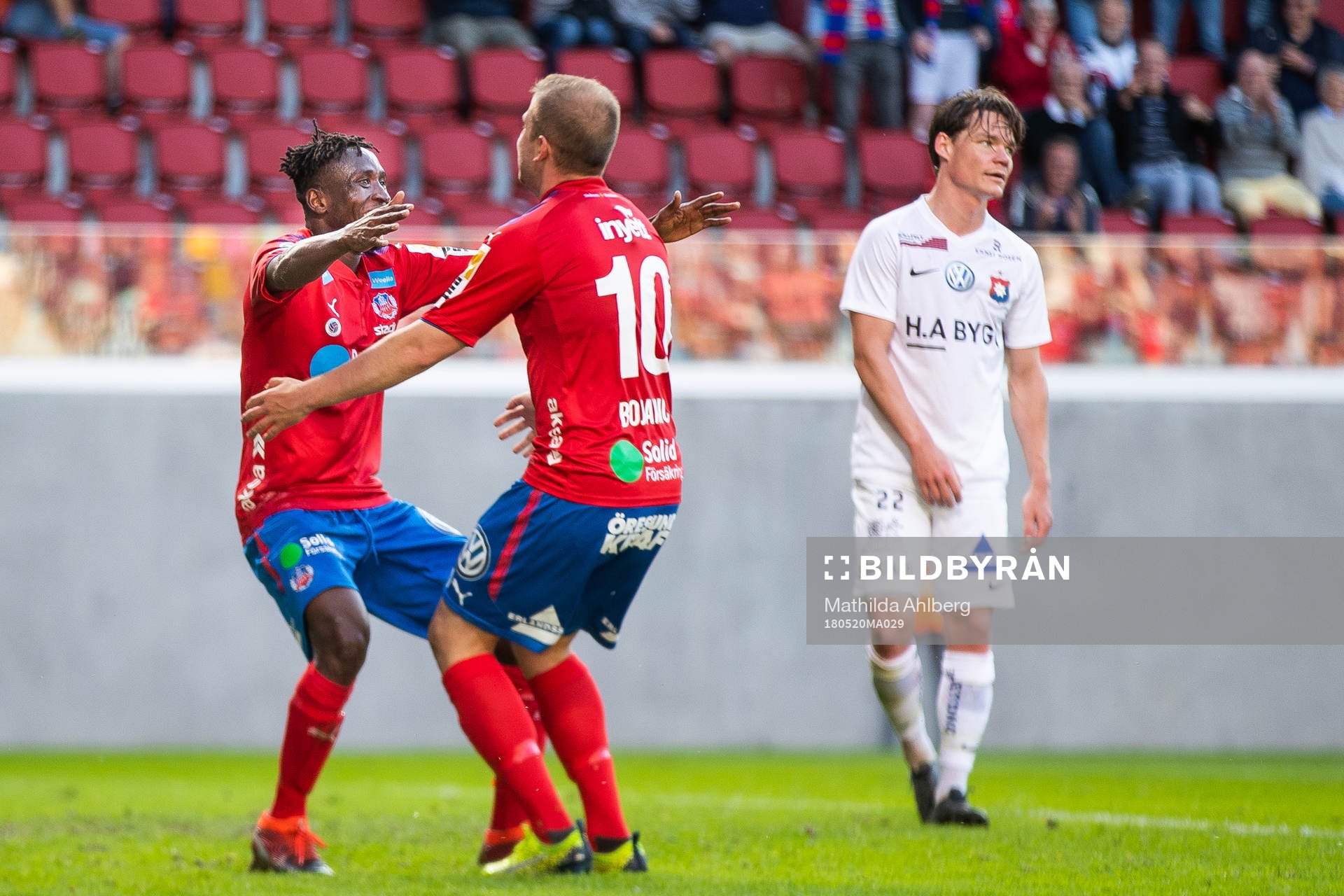 Helsingborgs Mamudu Moro jublar med Darijan Bojanic