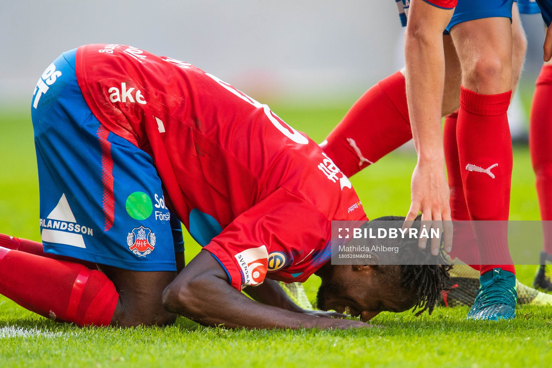 Helsingborgs Mamudu Moro kysser marken när han jublar