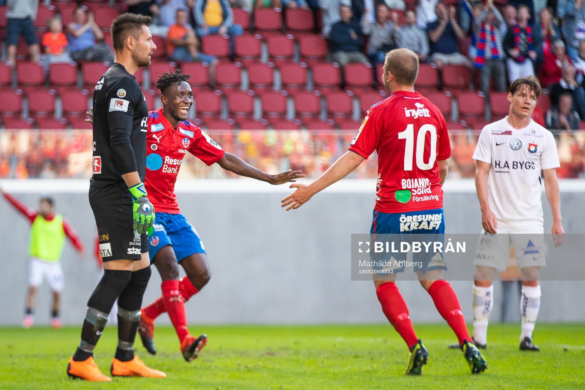 Helsingborgs Mamudu Moro jublar med Darijan Bojanic