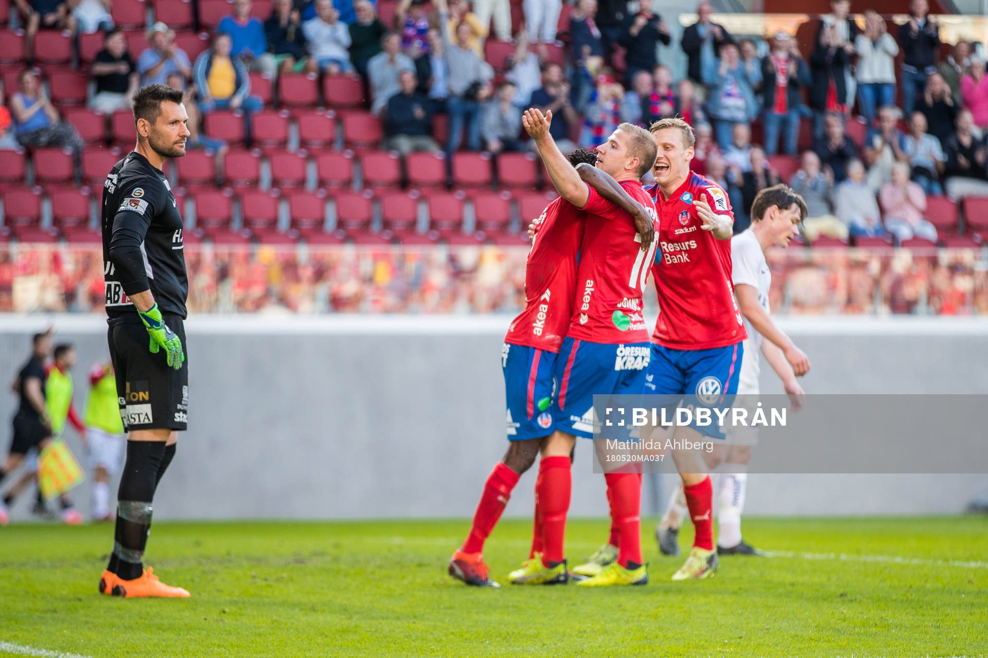 Örgrytes målvakt Stojan Lukic deppar samtidigt som
