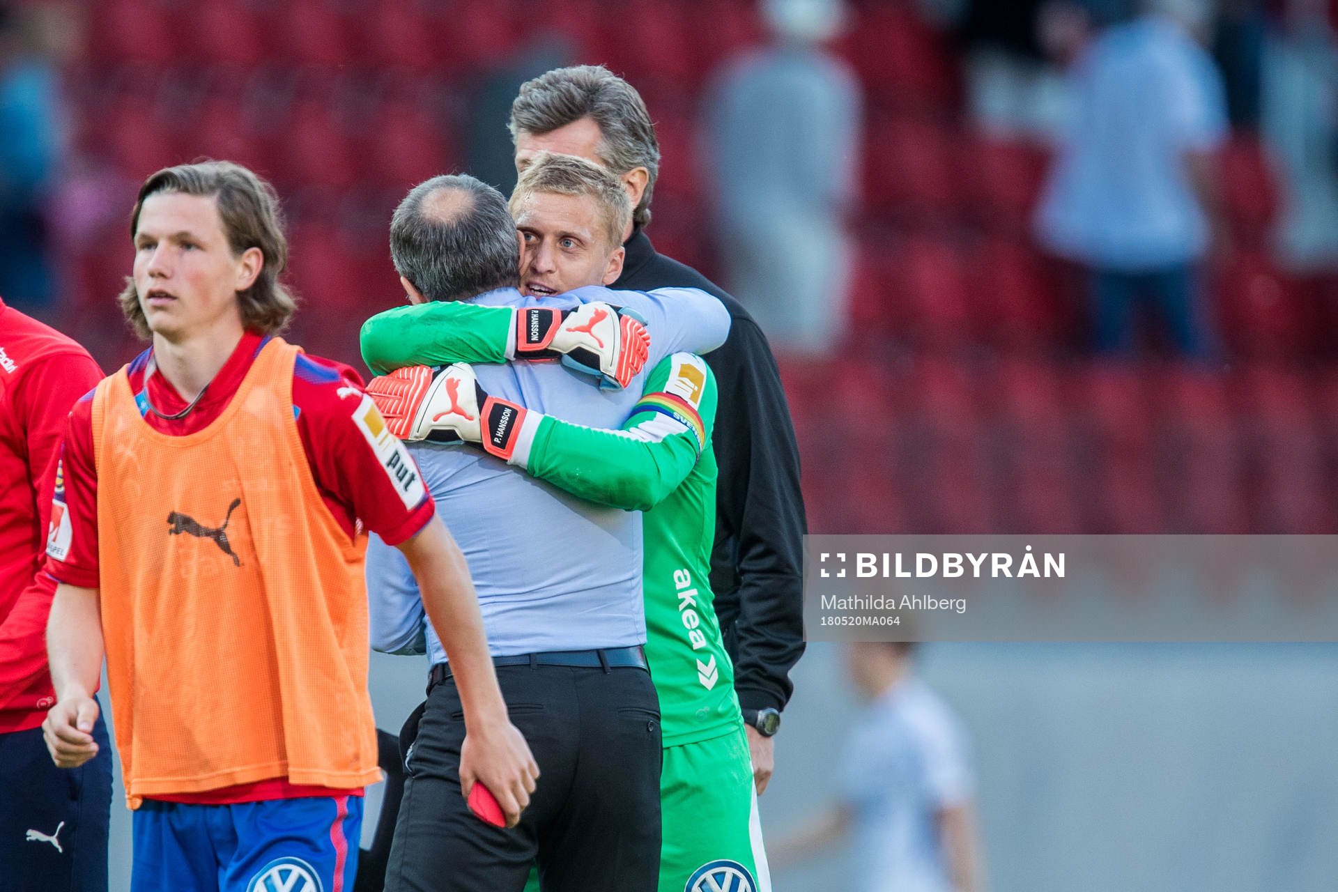 Helsingborgs målvakt Pär Hansson kramar om tränare