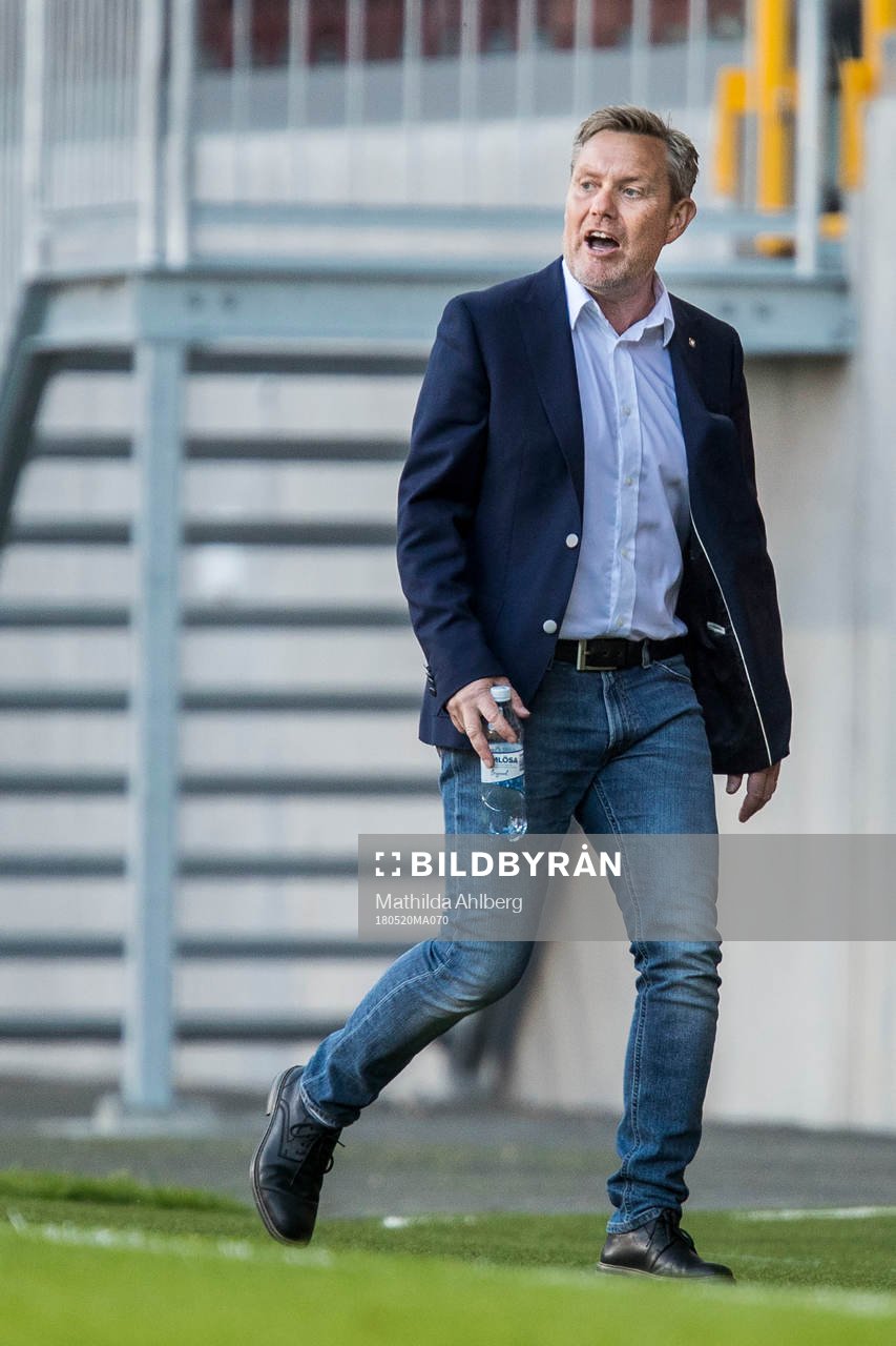 Örgrytes tränare Thomas Askebrandunder fotbollsmatchen i