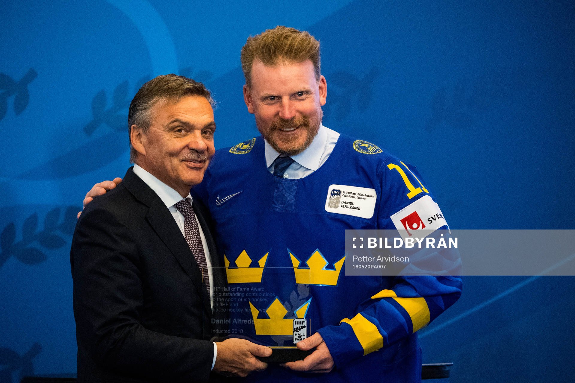 René Fasel , ordförande IIHF när Daniel Alfredsson blir