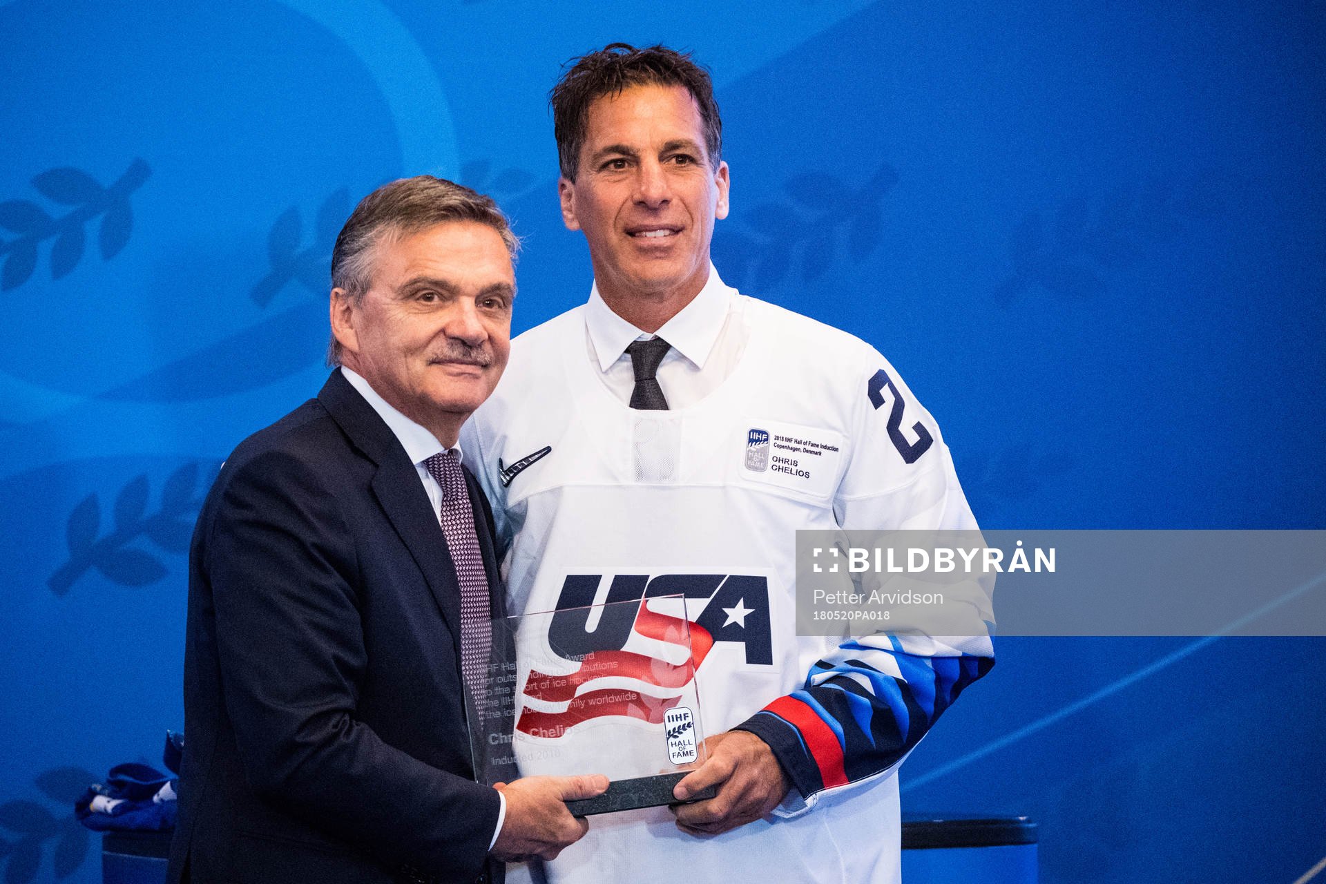 René Fasel , ordförande IIHF när Chris Chelios blir