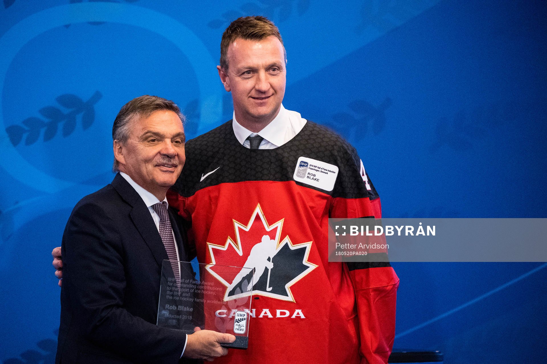 René Fasel , ordförande IIHF när Rob Blake blir invald