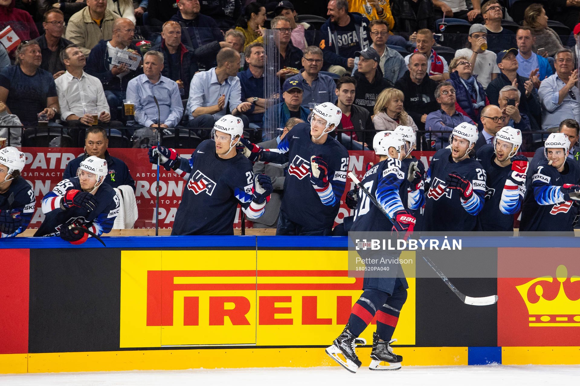 s Chris Kreider jublar med lagkamrater