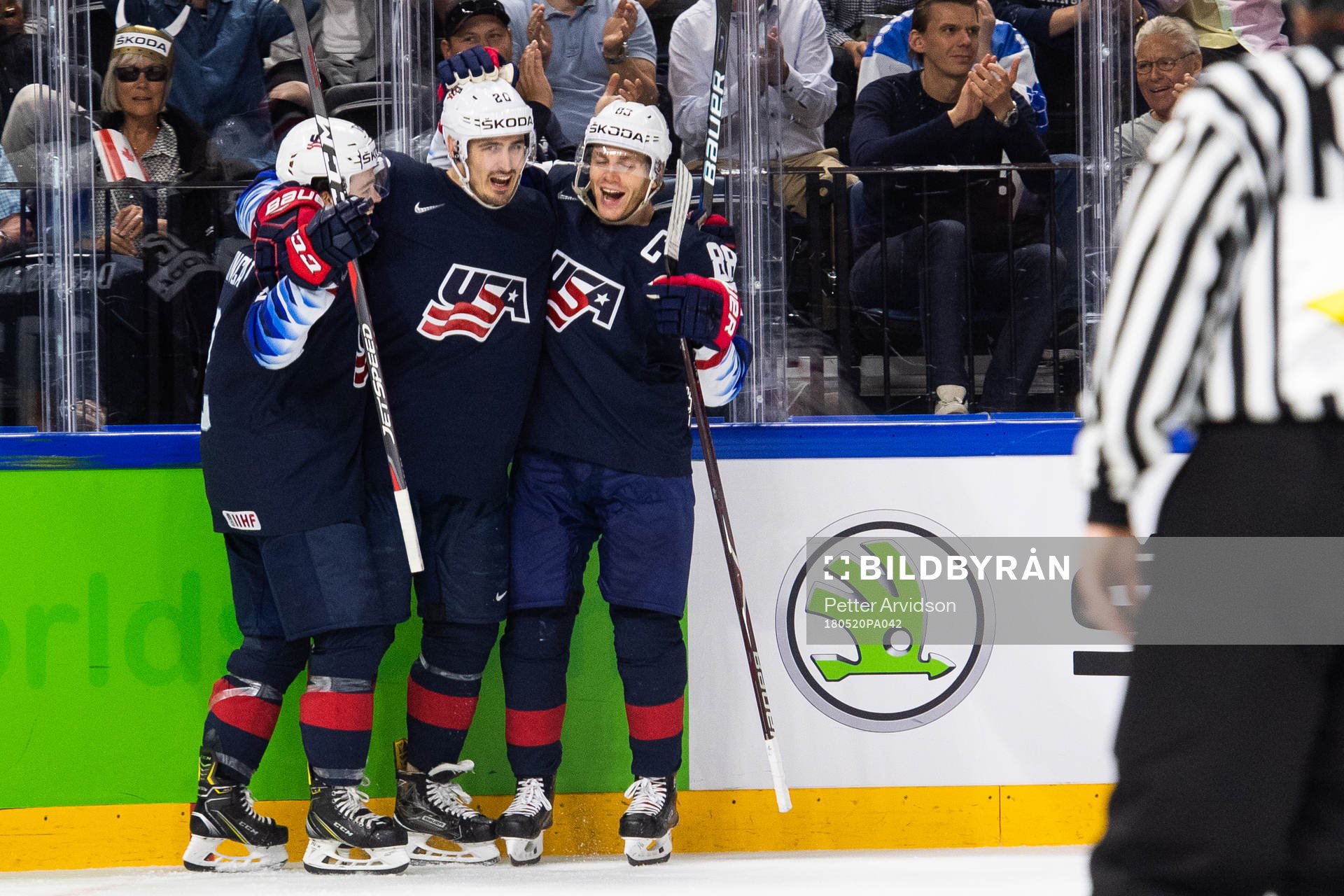 s Chris Kreider jublar med lagkamrater