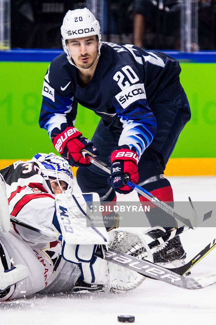 s Chris Kreider oroar mot Kanadas målvakt Curtis McElhinney